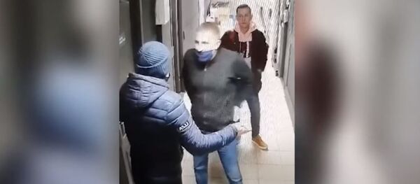 Воришка отправил охранника магазина в нокаут в Минске  - Sputnik Беларусь