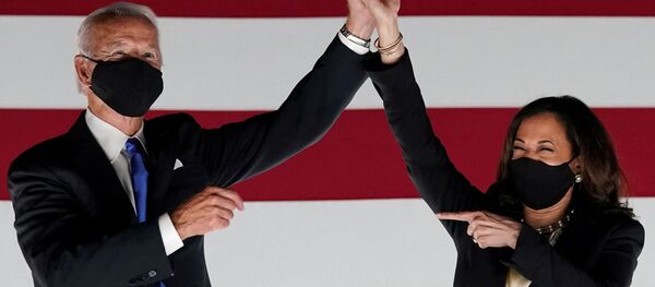 Кандидат в президенты от Демократической партии  Джо Байден и сенатор США и кандидат от Демократической партии на пост вице-президента Камала Харрис - Sputnik Беларусь