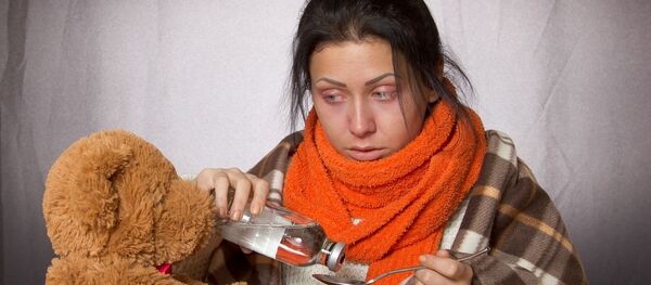 Женщина принимает лекарство - Sputnik Беларусь