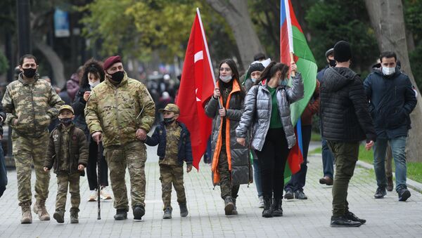 Гражданские люди и военные идут про тротуару в Баке - Sputnik Беларусь