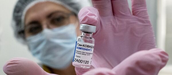 Медработник демонстрирует компонент 1 вакцины от коронавируса Спутник V  - Sputnik Беларусь