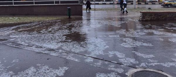 Пешеходам на ногах удержаться сегодня довольно сложно - Sputnik Беларусь