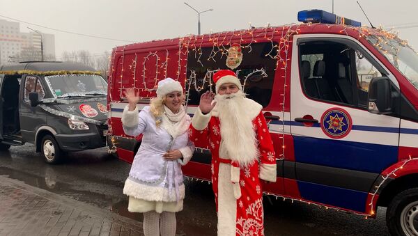 В троллейбусе и на тракторе: автопробег Дедов Морозов прошел в Гродно - Sputnik Беларусь