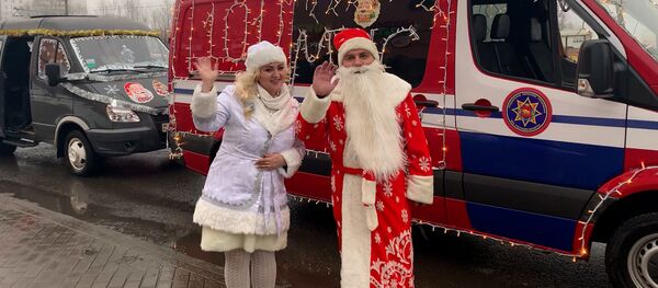 В троллейбусе и на тракторе: автопробег Дедов Морозов прошел в Гродно - Sputnik Беларусь