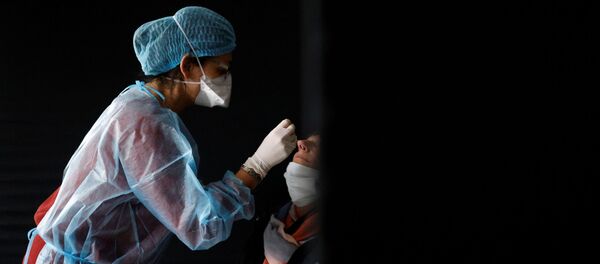 Врач берет мазок для теста на коронавирус - Sputnik Беларусь