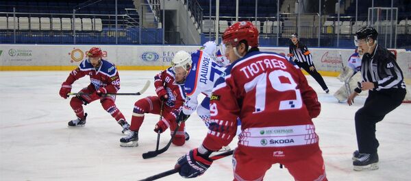 Хоккеисты Локомотива сенсационно обыграли Юность Хоккеисты Локомотива сенсационно обыграли Юность - Sputnik Беларусь