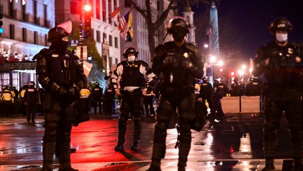 Полицейские возле площади Black Lives Matter Plaza в Вашингтоне, США, 13 декабря 2020 - Sputnik Беларусь