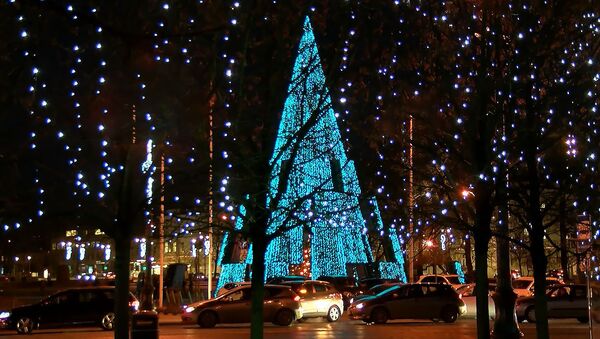 Рождественскую ель в Вильнюсе признали самой красивой в Европе - видео - Sputnik Беларусь