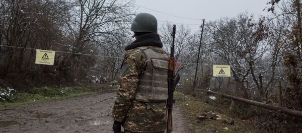 Военнослужащий Армии обороны Арцаха в селе Тагавард на линии соприкосновения между Нагорным Карабахом и Азербайджаном в Мартунинской области, самопровозглашенной Нагорно-Карабахской Республике - Sputnik Беларусь