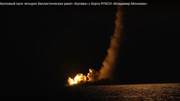Опубликованы кадры ночной стрельбы Булавой с борта Мономаха - Sputnik Беларусь