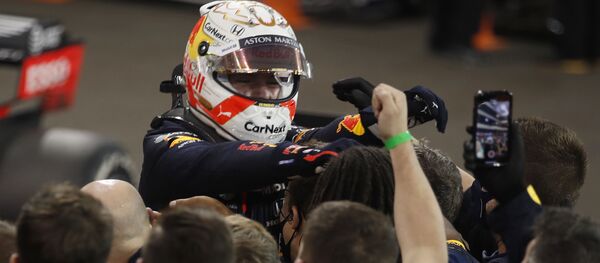 Команда поздравляет Макса Ферстаппена - Sputnik Беларусь
