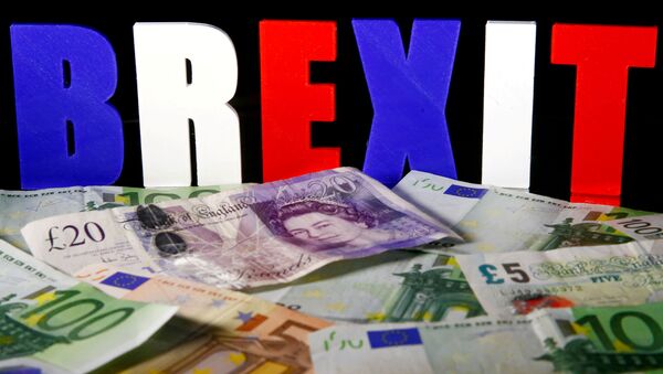 Банкноты евро и фунтов стерлингов на фоне надписи Brexit - Sputnik Беларусь