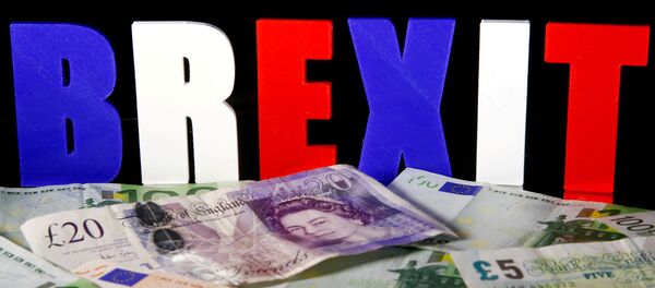 Банкноты евро и фунтов стерлингов на фоне надписи Brexit - Sputnik Беларусь