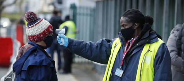 Измерение температуры перед входом на стадион в Лондоне Измерение температуры перед входом на стадион в Лондоне - Sputnik Беларусь