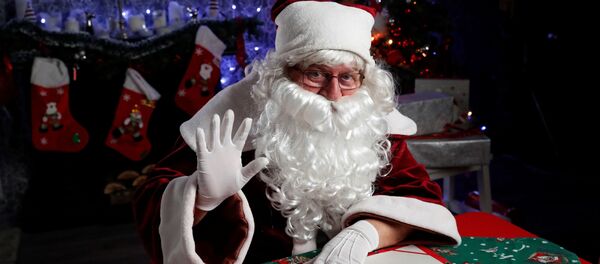 Актер в костюме Санта Клауса Актер в костюме Санта Клауса - Sputnik Беларусь