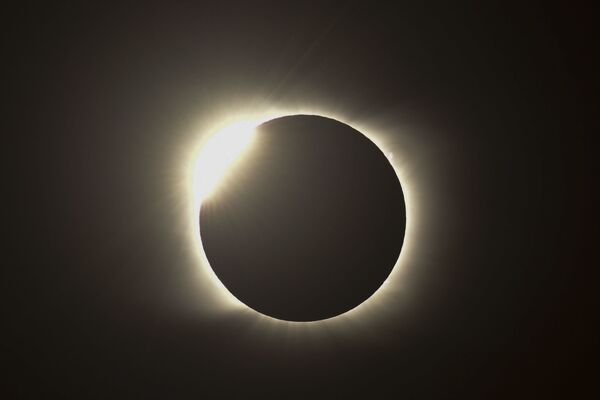 Огненное кольцо во время полного солнечного затмения в Аргентине  - Sputnik Беларусь