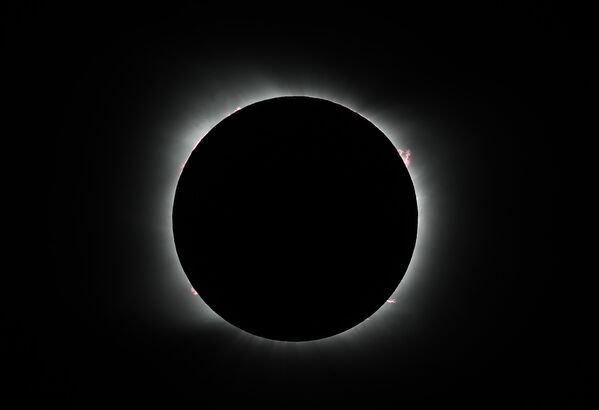 Огненное кольцо во время полного солнечного затмения в Аргентине  - Sputnik Беларусь