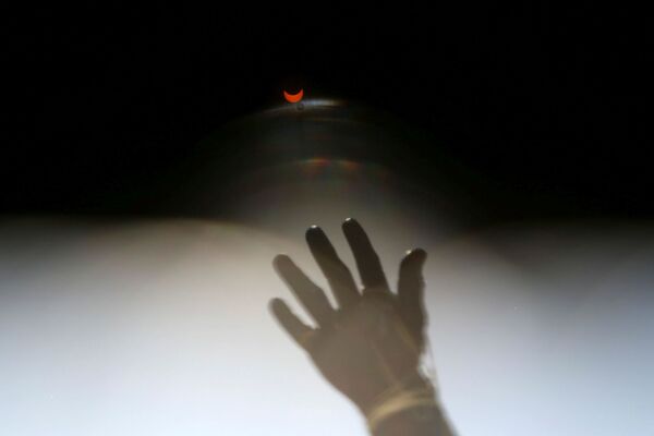 Полное солнечное затмение через фильтры  - Sputnik Беларусь