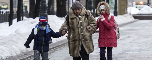 Прохожие в парке, архивное фото - Sputnik Беларусь