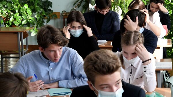 Школьники старших классов во время урока - Sputnik Беларусь