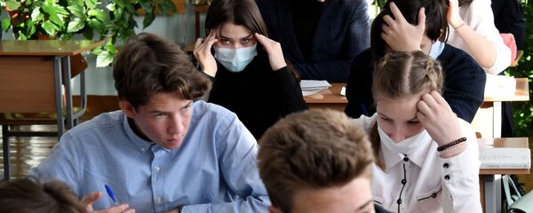 Школьники старших классов во время урока - Sputnik Беларусь
