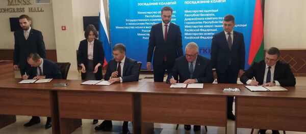 Міністры адукацыі Беларусі і Расіі падпісалі 14 міжвузаўскіх дагавораў Міністры адукацыі Беларусі і Расіі падпісалі 14 міжвузаўскіх дагавораў - Sputnik Беларусь
