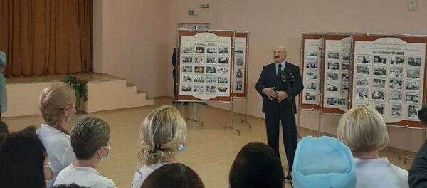 Лукашенко во время общения с медиками Могилевской больницы - Sputnik Беларусь