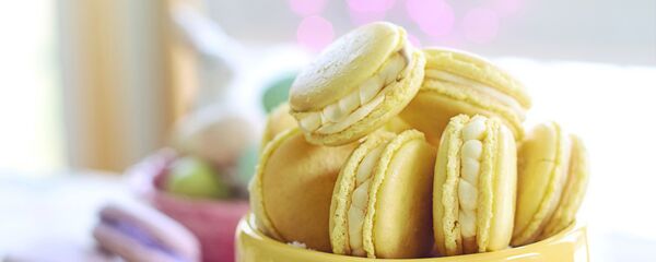 Желтые пирожные макаруны - Sputnik Беларусь