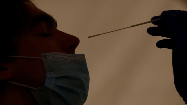 Медработник берет образец мазка у пациента в Италии - Sputnik Беларусь
