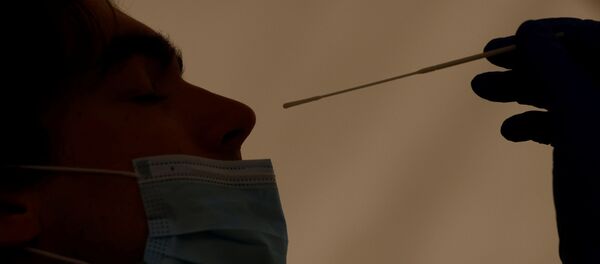 Медработник берет образец мазка у пациента в Италии - Sputnik Беларусь