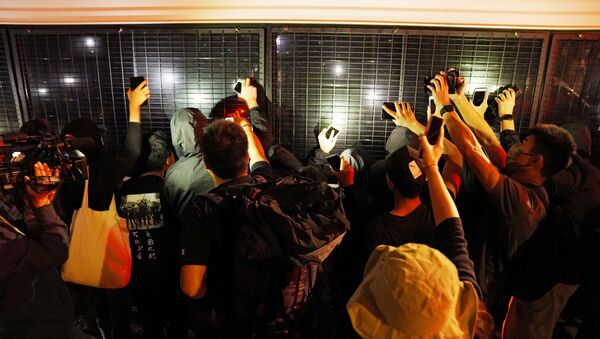 Сторонники окружают полицейский фургон после вынесения приговора продемократическим активистам в Гонконге - Sputnik Беларусь