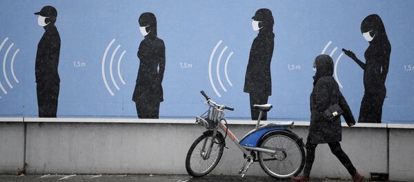 Женщина идет рядом с плакатом Лучшая команда. На расстоянии перед заводом BMW в Мюнхене - Sputnik Беларусь