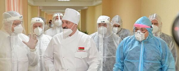 Прэзідэнт Беларусі Аляксандр Лукашэнка падчас наведвання магілёўскай бальніцы Прэзідэнт Беларусі Аляксандр Лукашэнка падчас наведвання магілёўскай бальніцы - Sputnik Беларусь