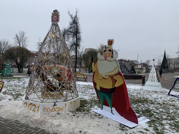 С быком и из пластилина: как выглядит аллея креативных елок в Гродно С быком и из пластилина: как выглядит аллея креативных елок в Гродно - Sputnik Беларусь
