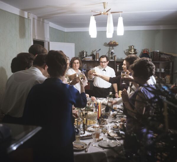 Новый год практически все советские граждане отмечали дома или в гостях, стараясь накрыть стол максимально разнообразно. В ход шла любая рыба, которую можно было нафаршировать, варили холодец, доставали домашние грибочки и соленья, извращались с обычными куриными яйцами, превращая их в кулинарный изыск. Заранее закупали шампанское, икру, консервы и конфеты (Не трогай, это на Новый год!). - Sputnik Беларусь