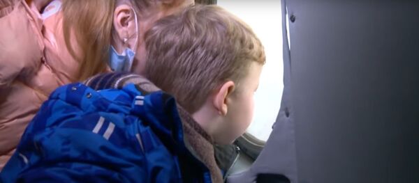 Исполнить мечту: как ребенку с недугом устроили новогодний полет – видео - Sputnik Беларусь