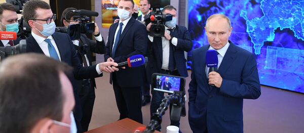 Президент РФ Владимир Путин во время общения с журналистами - Sputnik Беларусь