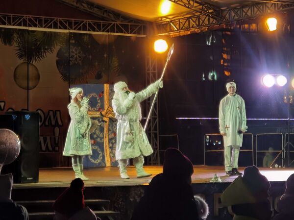 Фотофакт: в Витебске зажгли главную городскую елку - Sputnik Беларусь