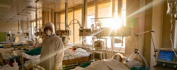 Медицинский сотрудник в отделении реанимации и интенсивной терапии - Sputnik Беларусь