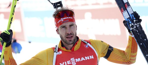 Арнд Пайффер из Германии празднует победу в масс-стартt на 15 км на этапе Кубка мира по биатлону в Хохфильцене - Sputnik Беларусь