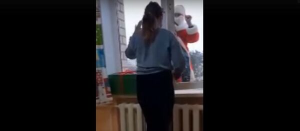 Дед Мороз из МЧС поздравил детей в больнице Солигорска - Sputnik Беларусь