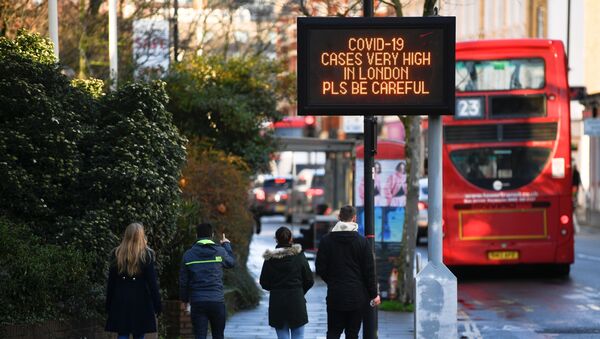 Табличка с сообщением об ограничениях в связи с COVID на улице Лондона - Sputnik Беларусь
