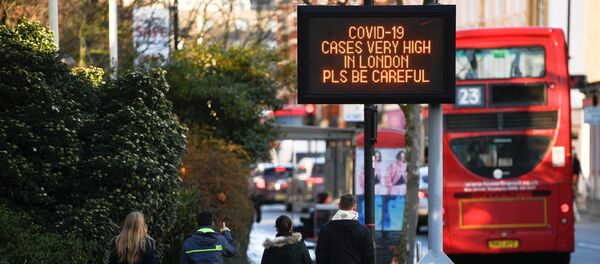 Табличка с сообщением об ограничениях в связи с COVID на улице Лондона - Sputnik Беларусь