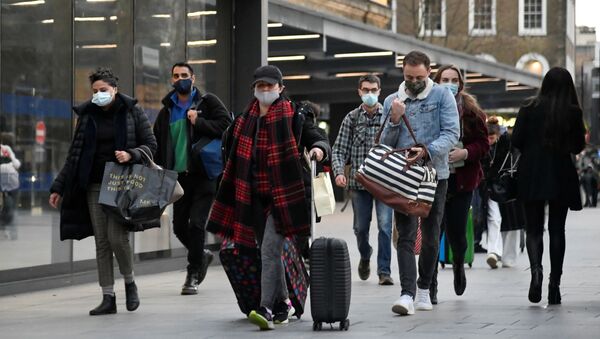 Люди на вокзале в Лондоне после введения новых ограничений на фоне пандемии коронавируса - Sputnik Беларусь