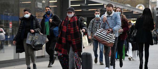 Люди на вокзале в Лондоне после введения новых ограничений на фоне пандемии коронавируса Люди на вокзале в Лондоне после введения новых ограничений на фоне пандемии коронавируса - Sputnik Беларусь