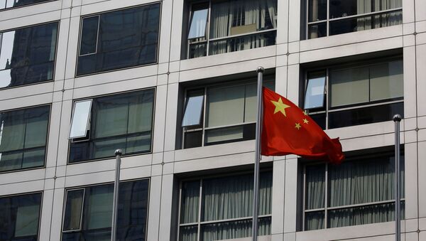 Флаг Китая возле здания на финансовой улице в Пекине - Sputnik Беларусь