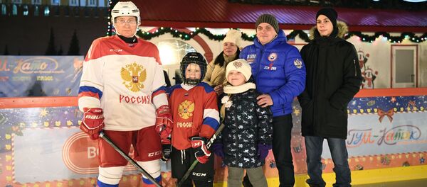 Прэзідэнт РФ Уладзімір Пуцін падчас сустрэчы з 9-гадовым удзельнікам Усерасійскай акцыі Елка жаданняў Прэзідэнт РФ Уладзімір Пуцін падчас сустрэчы з 9-гадовым удзельнікам Усерасійскай акцыі Елка жаданняў - Sputnik Беларусь