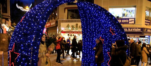 Люди фотографируются у рождественских украшений до начала комендантского часа - Sputnik Беларусь