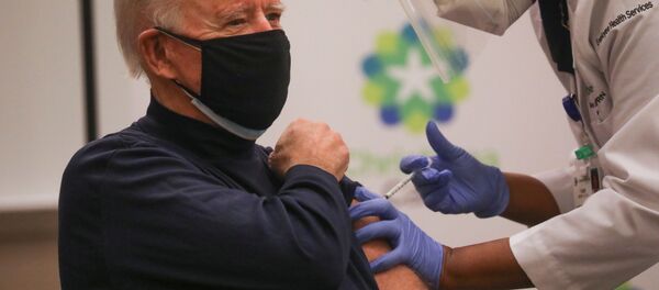 Джо Байден привился от коронавируса - Sputnik Беларусь