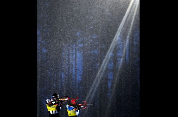 Злева: Фларан Клод (Бельгія) на агнявым рубяжы падчас трэніроўкі перад спаборніцтвамі II этапа Кубка свету па біятлоне ў фінскім Кантыялахці - Sputnik Беларусь